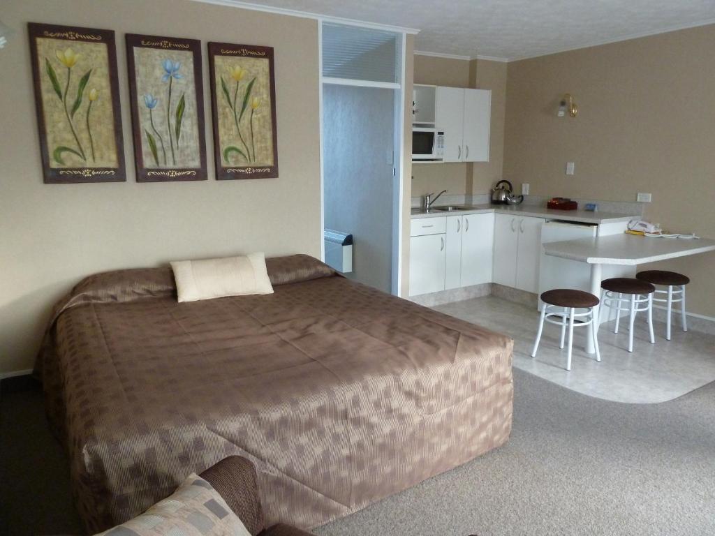 Monarch Motel 4*